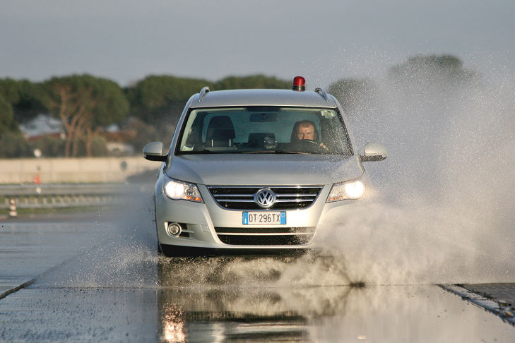 Winterreifen-Test: Aquaplaning
