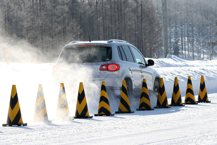 Winterreifen-Test: Bremsen auf Schnee