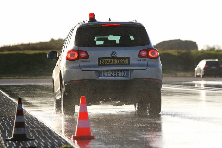 Winterreifen-Test: Bremsen bei Nässe