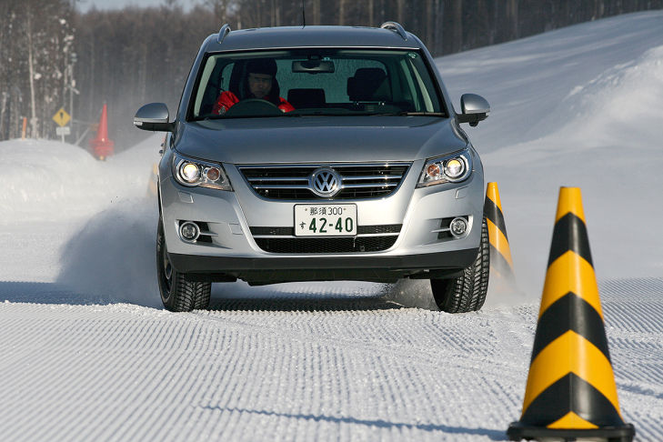 Winterreifen-Test: Slalom auf Schnee