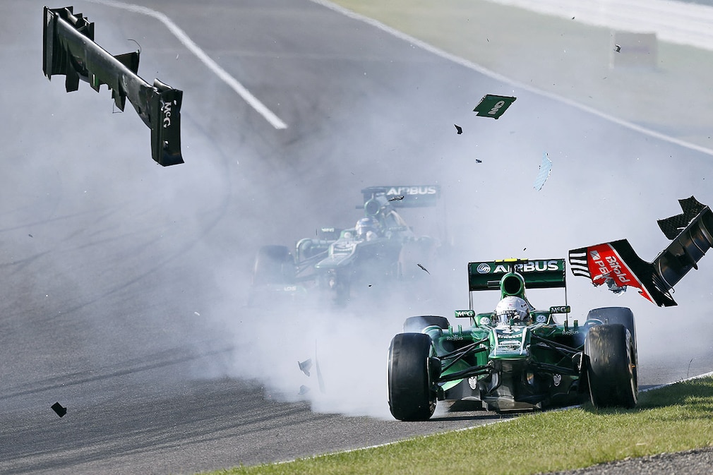 Crash between 21 Giedo van der Garde (NLD, Caterham F1 Team) and 22 Jules Bianchi (FRA, Marussia F1 Team)