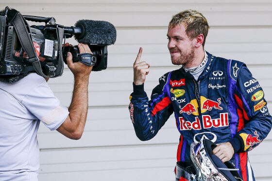 Formel 1 Großer Preis von Japan: Sebastian Vettel zeigt seinen "Siegerfinger" in die Kamera