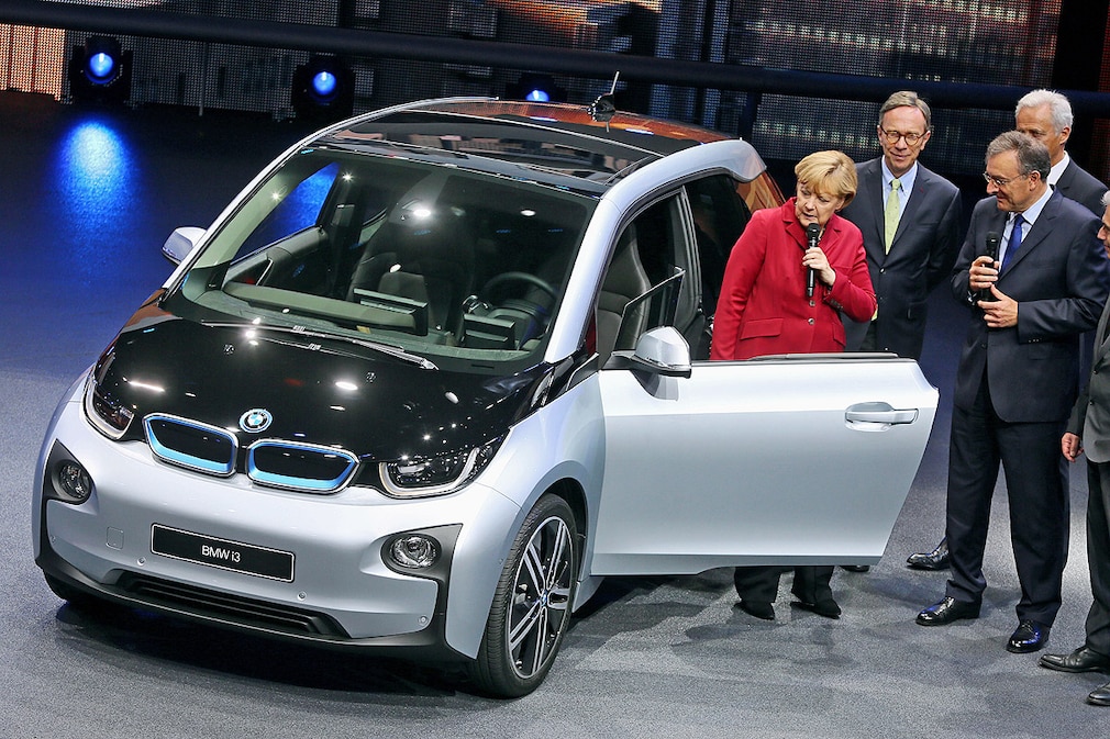 Bundeskanzlerin Angela Merkel am 12.09.2013 in Frankfurt am Stand von BMW beim Eröffnungsrundgang der IAA mit einem BMW i3