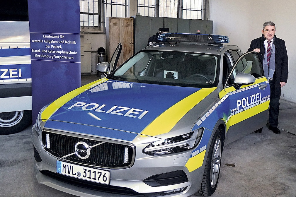 Volvo V90 - Symbolische Schlüsselübergabe durch Herrn Dietmar Ruhe (Volvo Car Germany) und Herr Minister Lorenz Caffier an eine Beamtin eines Autobahnverkehrspolizeireviers. Flankiert durch weitere Mitarbeiter von Volvo und Angestellte anderer Dienststellen des Landes. Fahrzeugübergabe vom 04.12.17