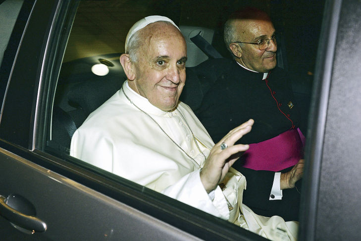 Papst Franziskus im Fiat Idea