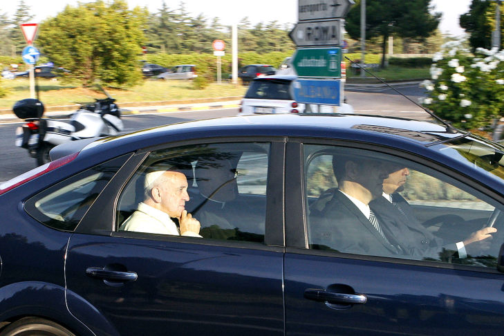 Papst Franziskus im Ford Focus