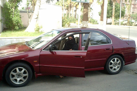 Frau in Saudi-Arabien steigt in ein Auto