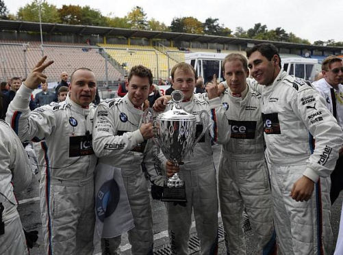 Das MTEK-Team feiert mit dem Pokal für Hockenheim-Sieger Timo Glock
