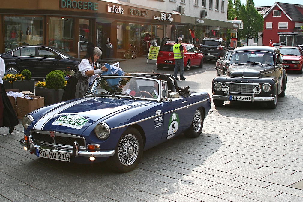 3,5 … herzlich und traditionell empfangen wurden. Auf den letzten Metern fuhren sie …