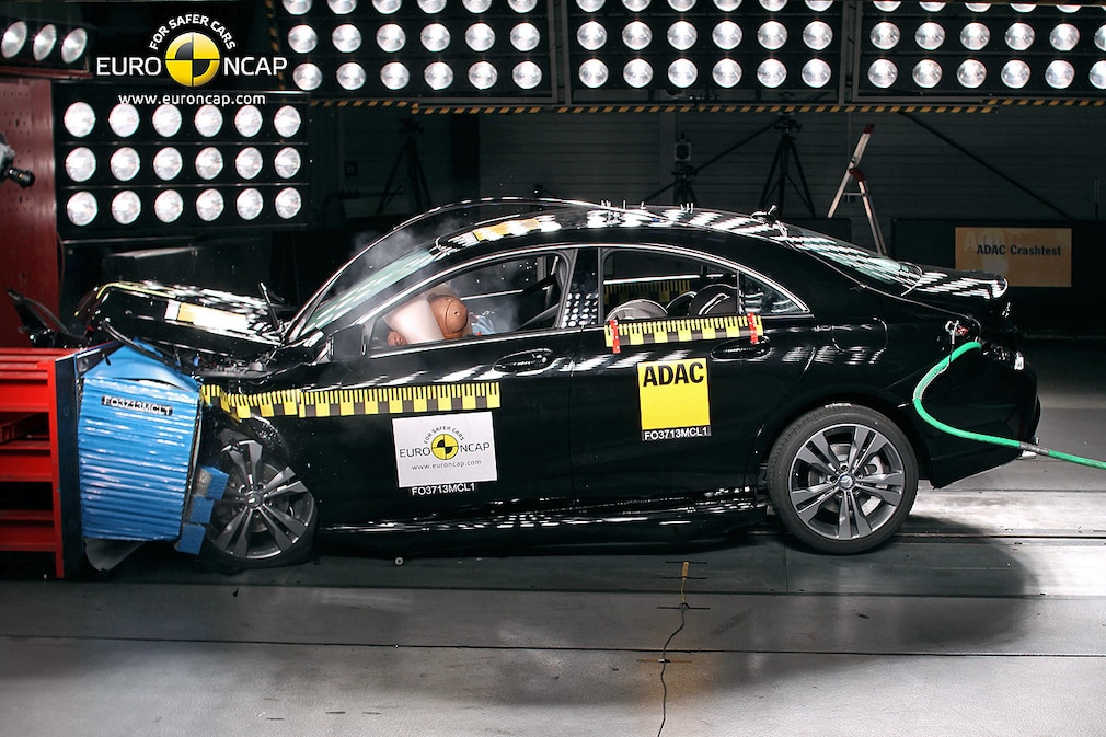 Mercedes CLA-Klasse Frontal Crash