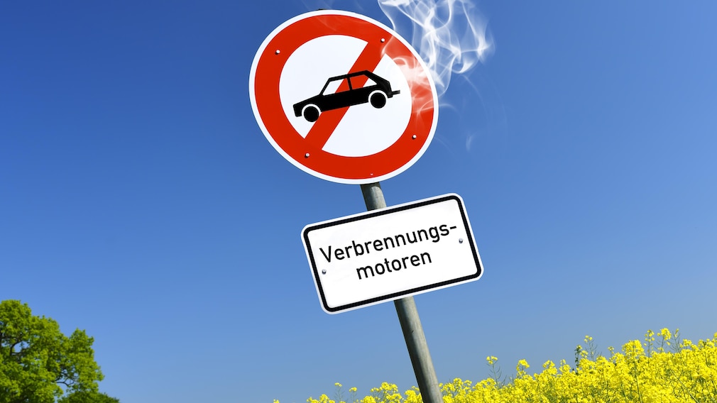 Symbolbild: Straße mit Verbotsschild für Verbrennungsmotoren mit austretendem Qualm