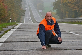 Reinhard Arndt auf dem Teilstück der A 11 bei Schmölln