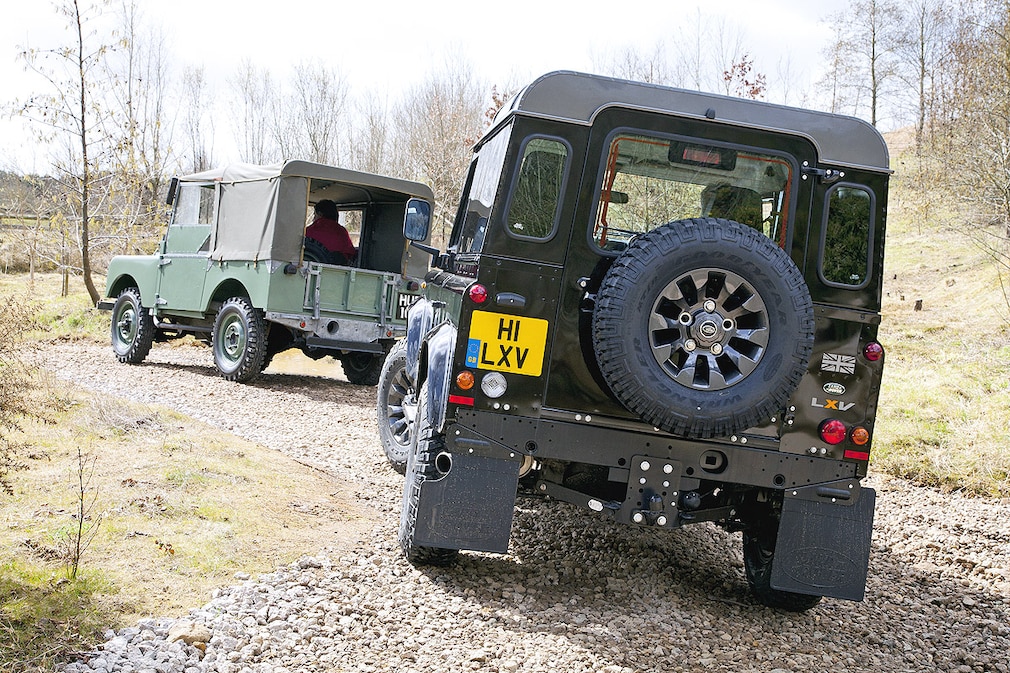 Land Rover Mark I (HUE 166) und Land Rover Defender LXV (neu) Limited Edition