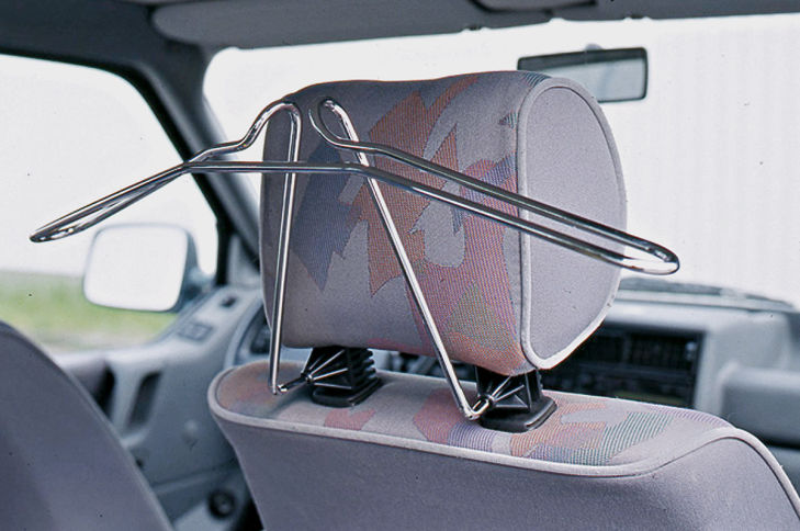 Jackenbügel am Autositz