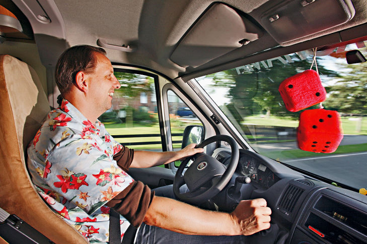 Plüschwürfel am Rückspiegel