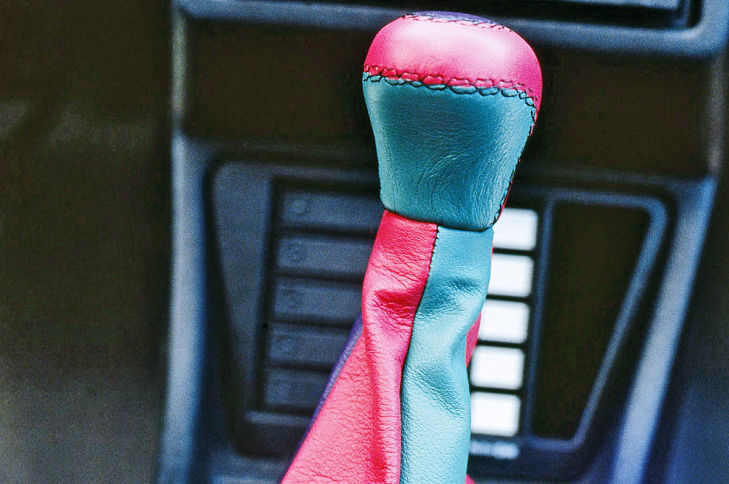 Schaltknüppel in Miami-Blue