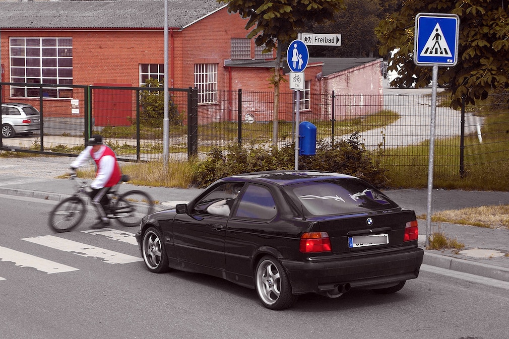 Radfahrer auf Zebrastreifen