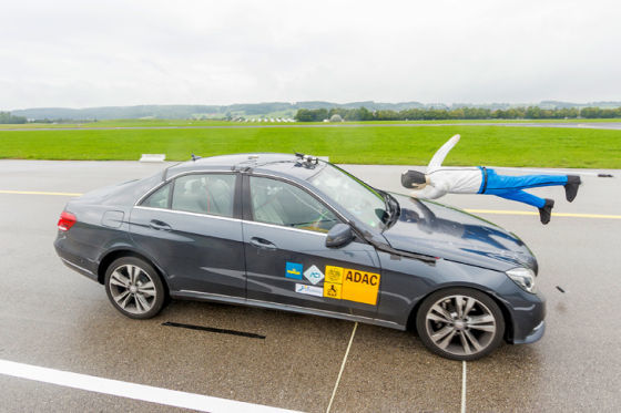 ADAC Test: Fußgängerschutz E-Klasse