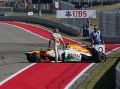 Adrian Sutil kann seinem zerstörten Force India unverletzt entsteigen