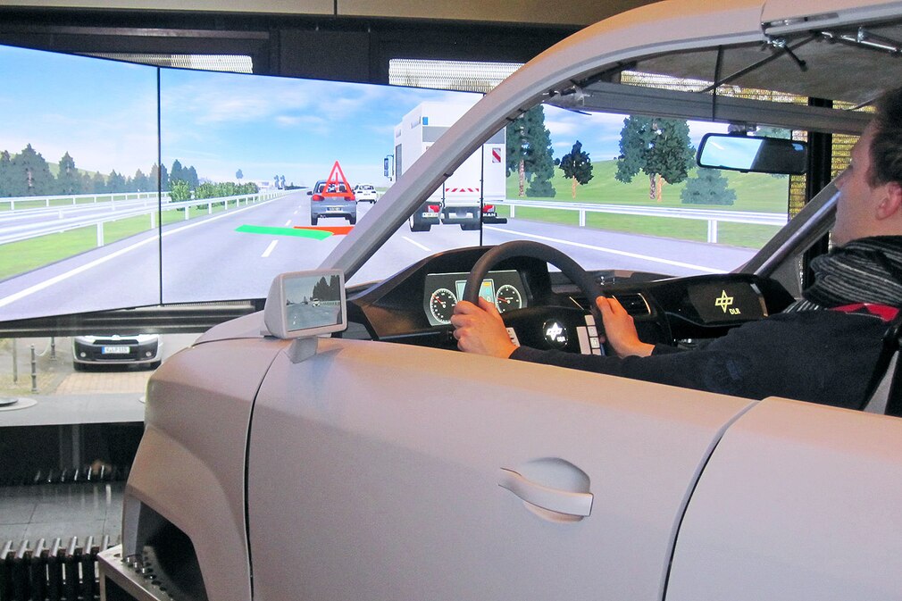 Verkehrsunfälle vermeiden: DLR-WissenschaftlerAusweichassistenzsystem zur Kollisionsvermeidung