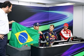 Mark Webber erhält nach seinem letzten Formel 1-Rennen eine brasilianische Flagge mit der Unterschrift aller Fahrer überreicht