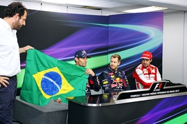 Mark Webber erhält nach seinem letzten Formel 1-Rennen eine brasilianische Flagge mit der Unterschrift aller Fahrer überreicht