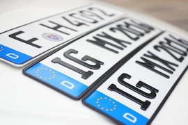 Aluschild und 3D-Kennzeichen