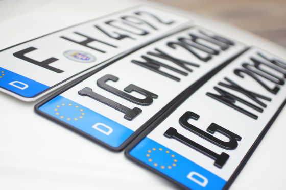 Aluschild und 3D-Kennzeichen