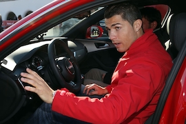 Cristiano Ronaldo steigt in einen Audi TT