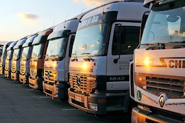 LKW-Fuhrpark auf einem Speditionshof