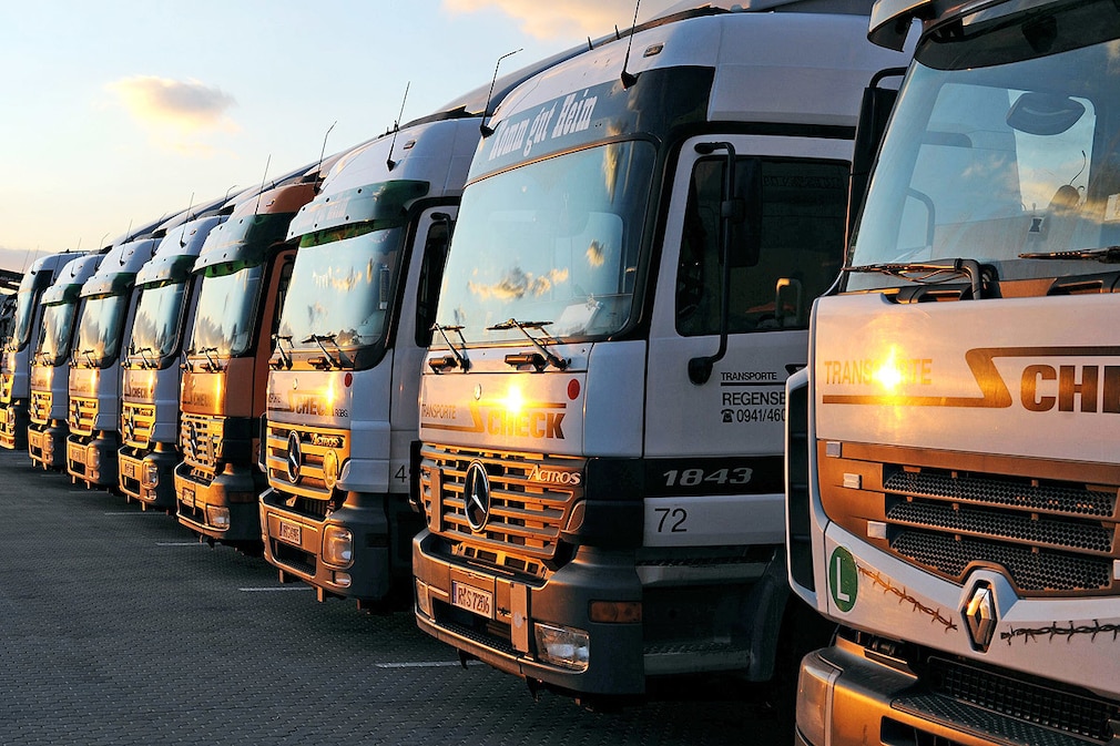 LKW-Fuhrpark auf einem Speditionshof