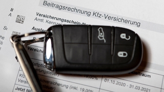 KFZ-Versicherung - Ein Autoschlüssel liegt auf einer Beitragsrechnung einer Kfz-Versicherung.