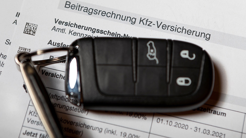 KFZ-Versicherung - Ein Autoschlüssel liegt auf einer Beitragsrechnung einer Kfz-Versicherung.