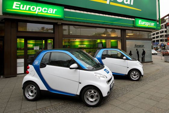 Car2Go-Autos vor einer Europcar-Filiale