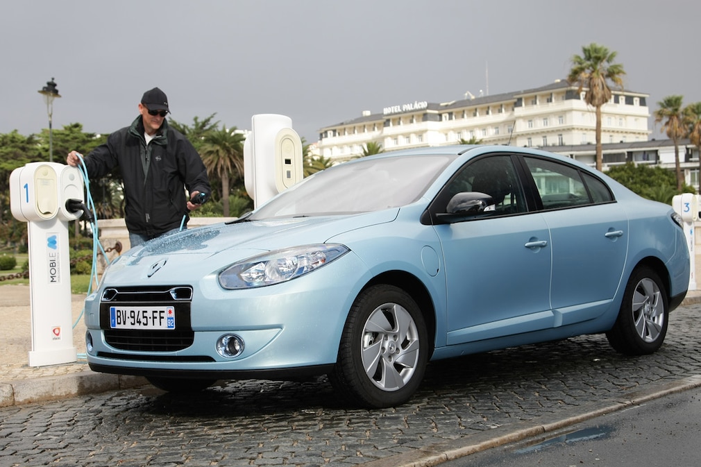 Renault Fluence Z.E. an einer Ladestation
