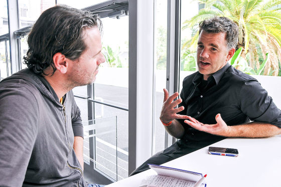Redakteur Hauke Schrieber (li.) im Gespräch mit Tesla Chefdesigner Franz von Holzhausen 