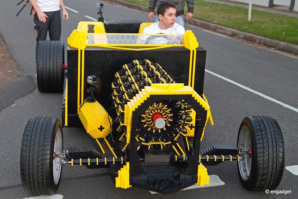 Lebensgroßes LEGO-Auto mit funktionierendem Luftmotor