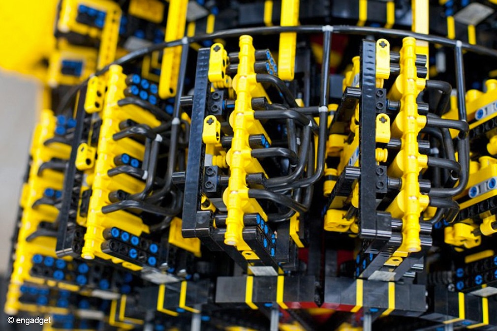 Lebensgroßes LEGO-Auto mit funktionierendem Luftmotor