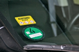 Warnaufkleber gegen das umstritene Killer-Kältemittel