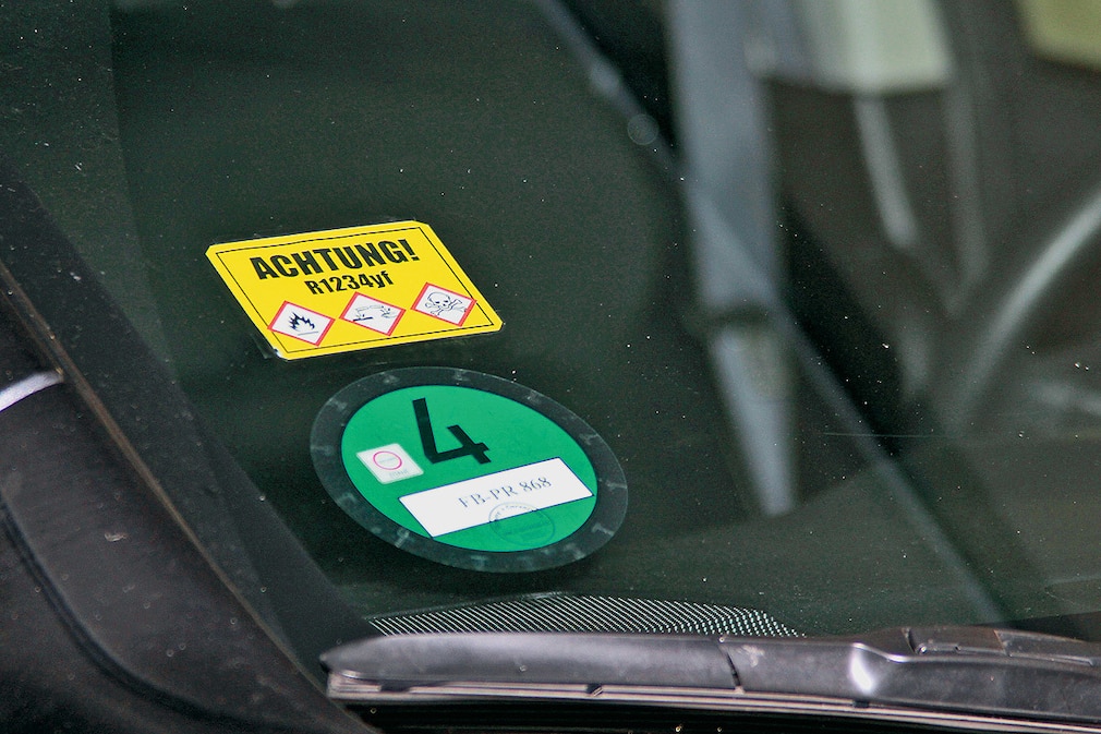 Warnaufkleber gegen das umstritene Killer-Kältemittel