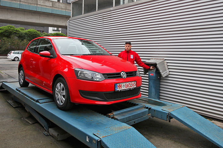 VW Polo V, Hebebühne, AUTO BILD-Redakteur Lars Busemann