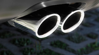 Mann vergeht sich am Auto    !!!16:9!!!