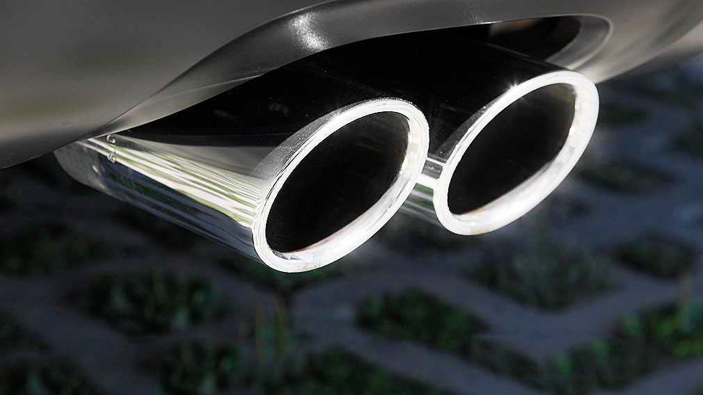 Mann vergeht sich am Auto    !!!16:9!!!