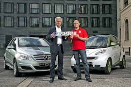 Bundesverkehrsminister Peter Ramsauer (li.) Redakteur Claudius Maintz mit Wechselkennzeichen