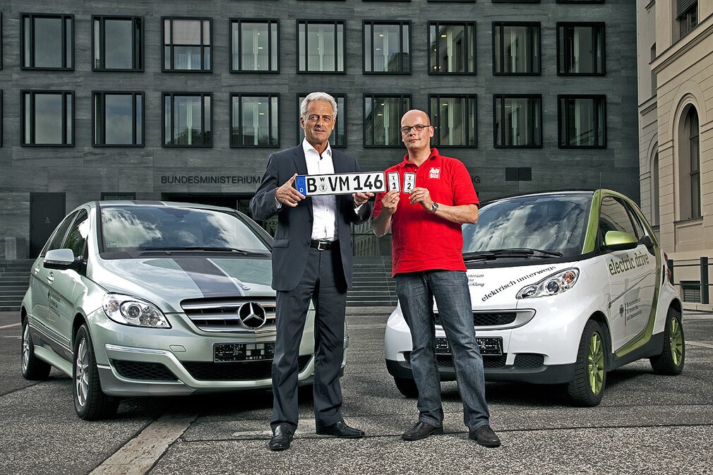 Bundesverkehrsminister Peter Ramsauer (li.) Redakteur Claudius Maintz mit Wechselkennzeichen