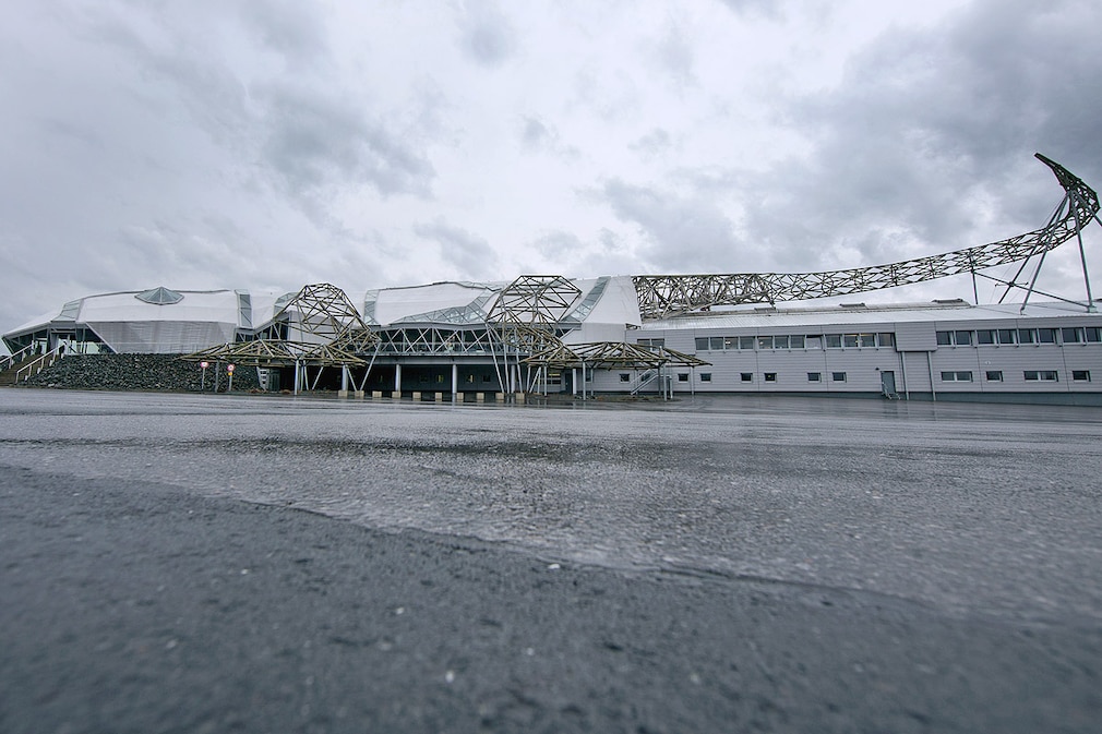 Dunkle Wolken ziehen am 09.01.2014 über die Produktionshalle und den leeren Parkplatz der Automanufaktur Wiesmann in Dülmen