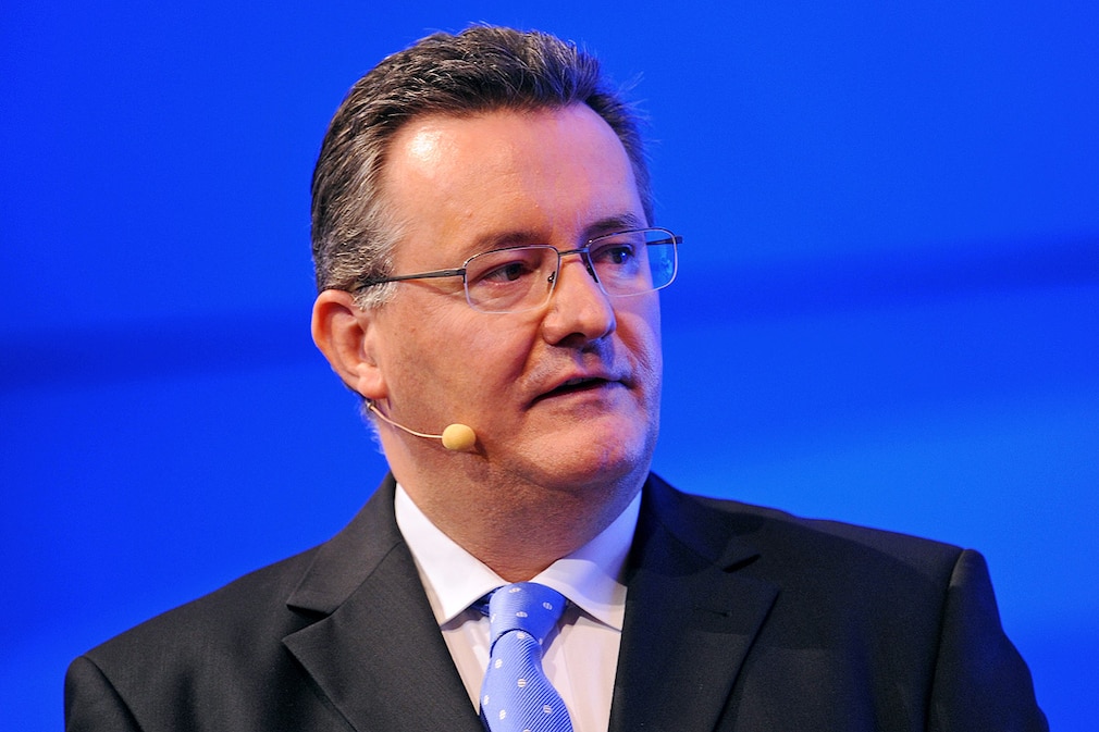 Der Vorsitzende der Geschäftsführung des ADAC, Karl Obermair, spricht am 16.01.2014 in München  bei der ADAC Preisverleihung Gelber Engel 2014