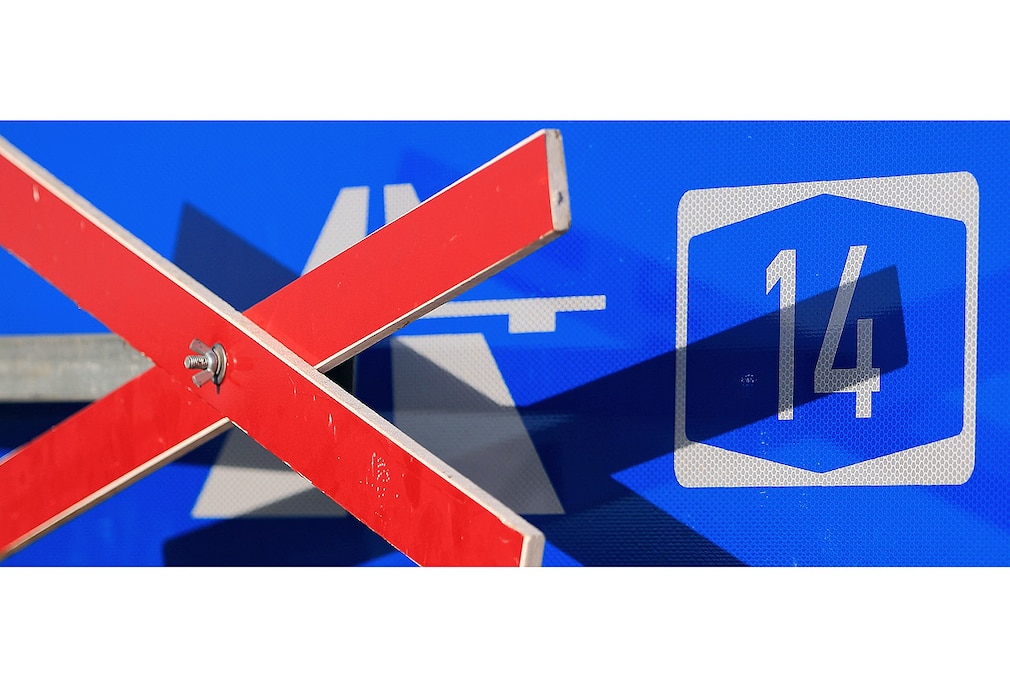 Gesperrtes Hinweisschild zur Bundesautobahn 14 bei Colbitz (Sachsen-Anhalt), aufgenommen am 07.01.2014. Das Bundesverwaltungsgericht in Leipzig will am 08.01.2014 über den Weiterbau der A14 entscheiden