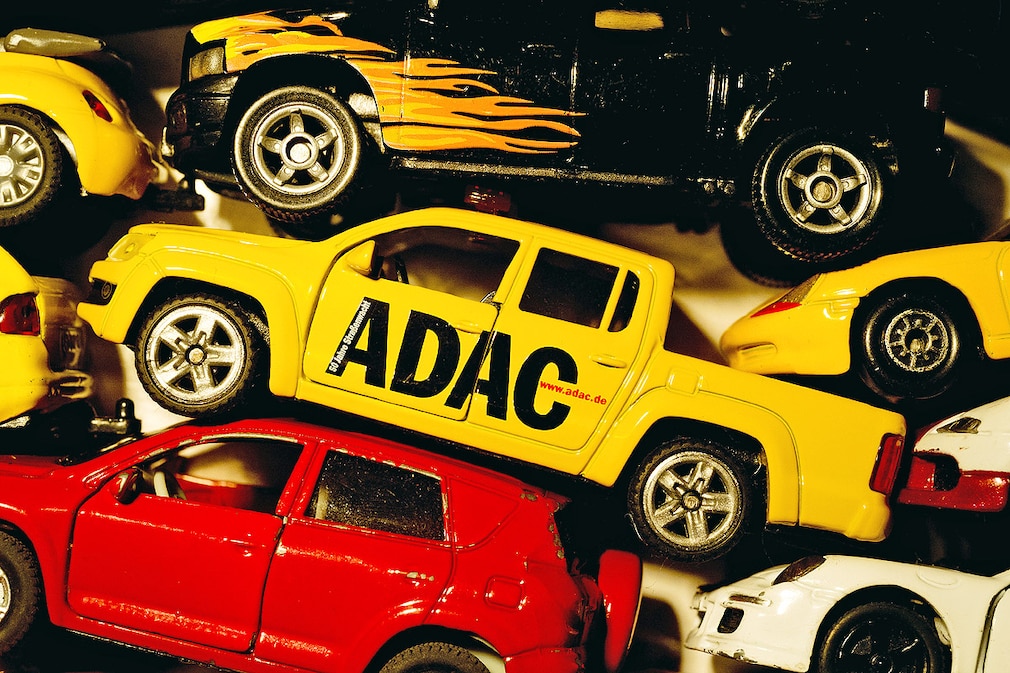 Ein Spielzeugauto mit ADAC Aufdruck
