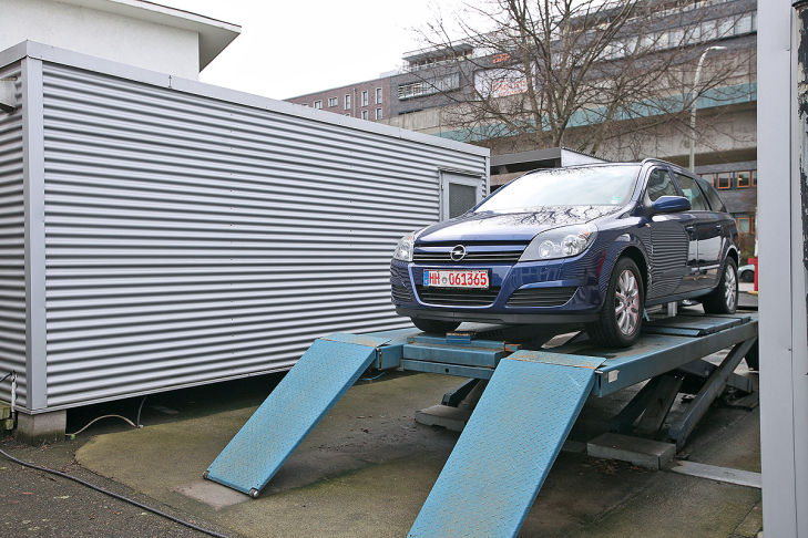 Opel Astra H Caravan auf Hebebühne